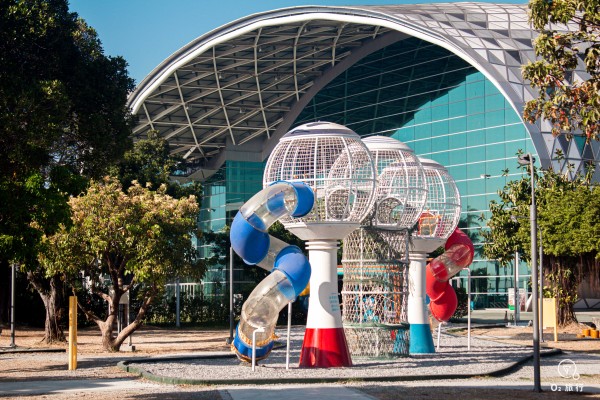 【高雄特色公園】免費親子遊戲區，有機器人、海洋主題，居然還能滑草！