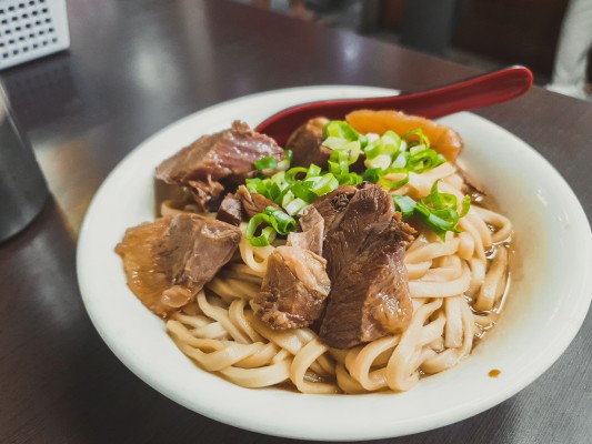 高雄美食,駁二,鹽埕美食,虱目魚,酸菜白肉鍋,肉燥飯,燒臘,發財燒臘,港園,牛肉麵,港園牛肉麵